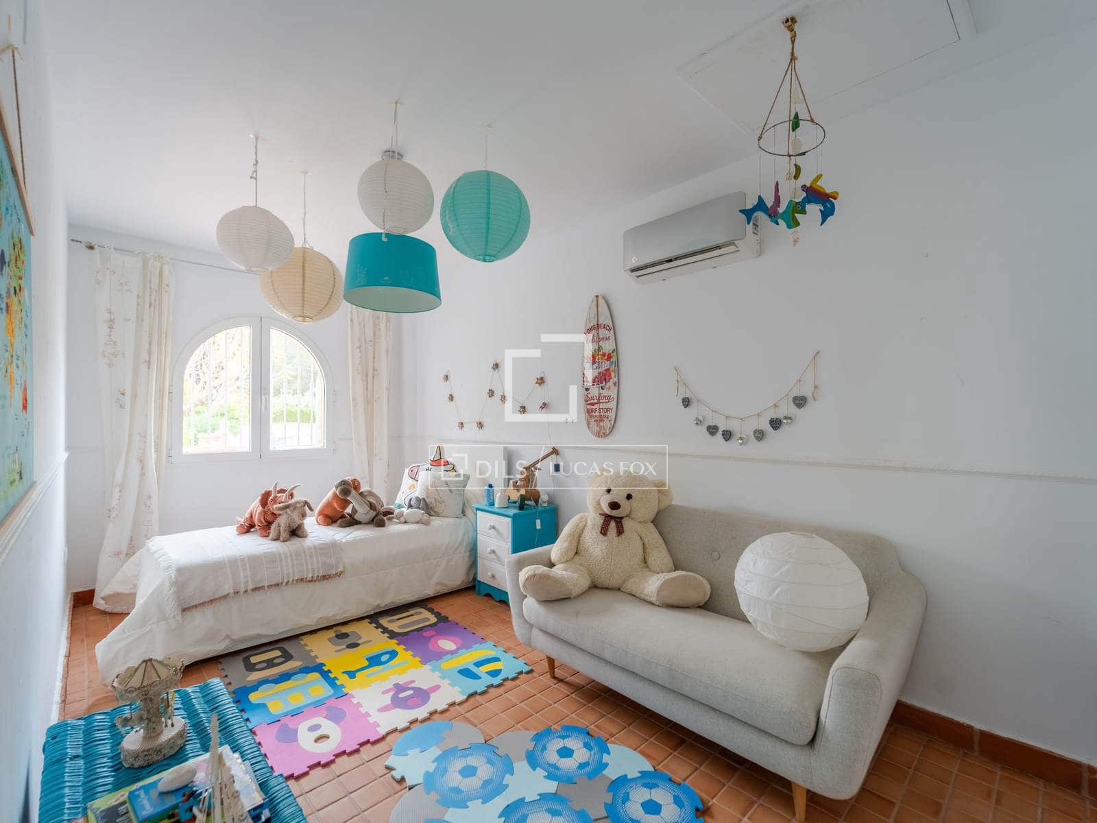 4 soveværelse Villa til leje i Riba-roja de Turia med swimmingpool garage - € 4.400 (Ref: 9816116)
