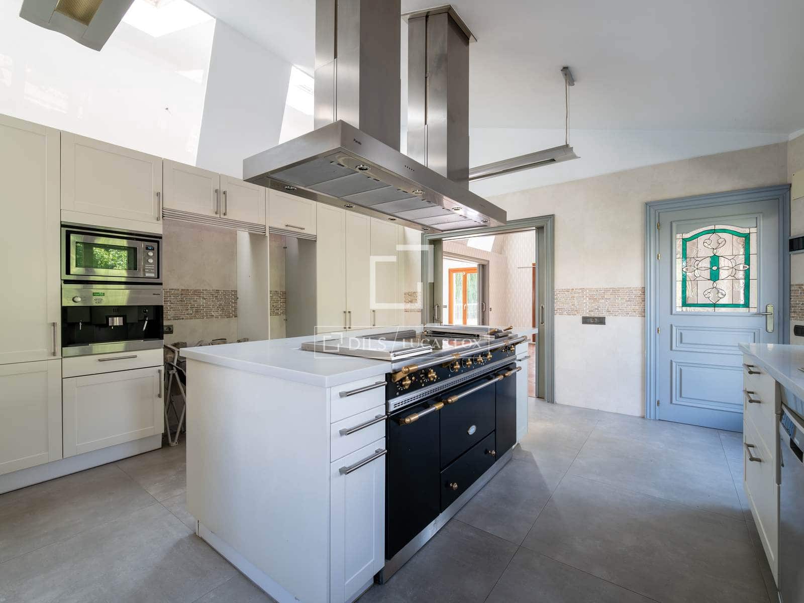 7 slaapkamer Villa te koop in San Sebastian de los Reyes met zwembad garage - € 2.100.000 (Ref: 9819553)