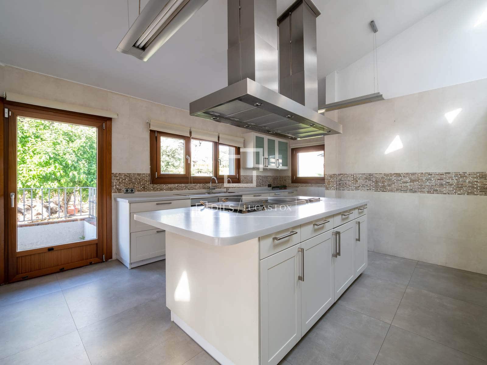 7 slaapkamer Villa te koop in San Sebastian de los Reyes met zwembad garage - € 2.100.000 (Ref: 9819553)