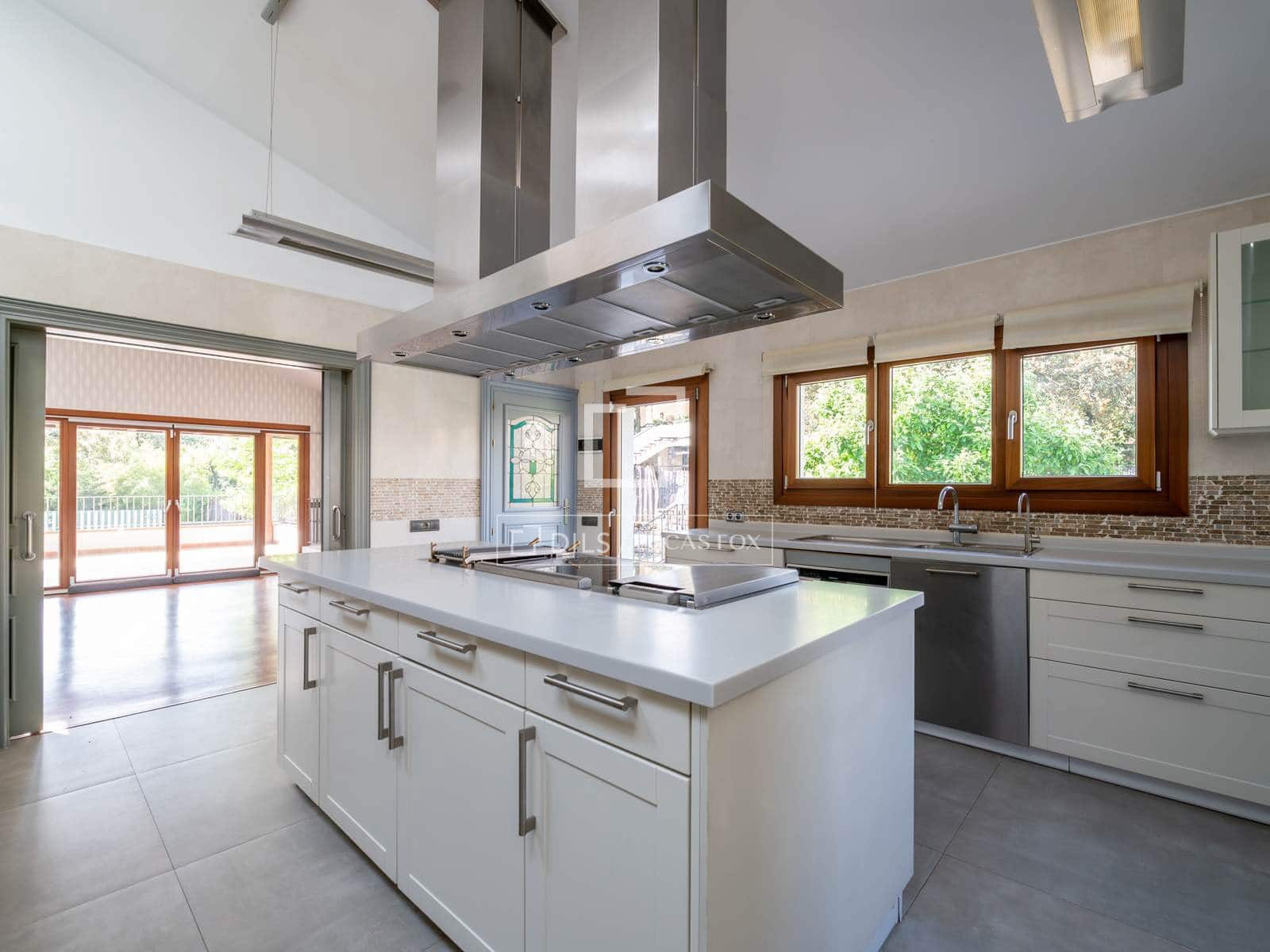 7 slaapkamer Villa te koop in San Sebastian de los Reyes met zwembad garage - € 2.100.000 (Ref: 9819553)