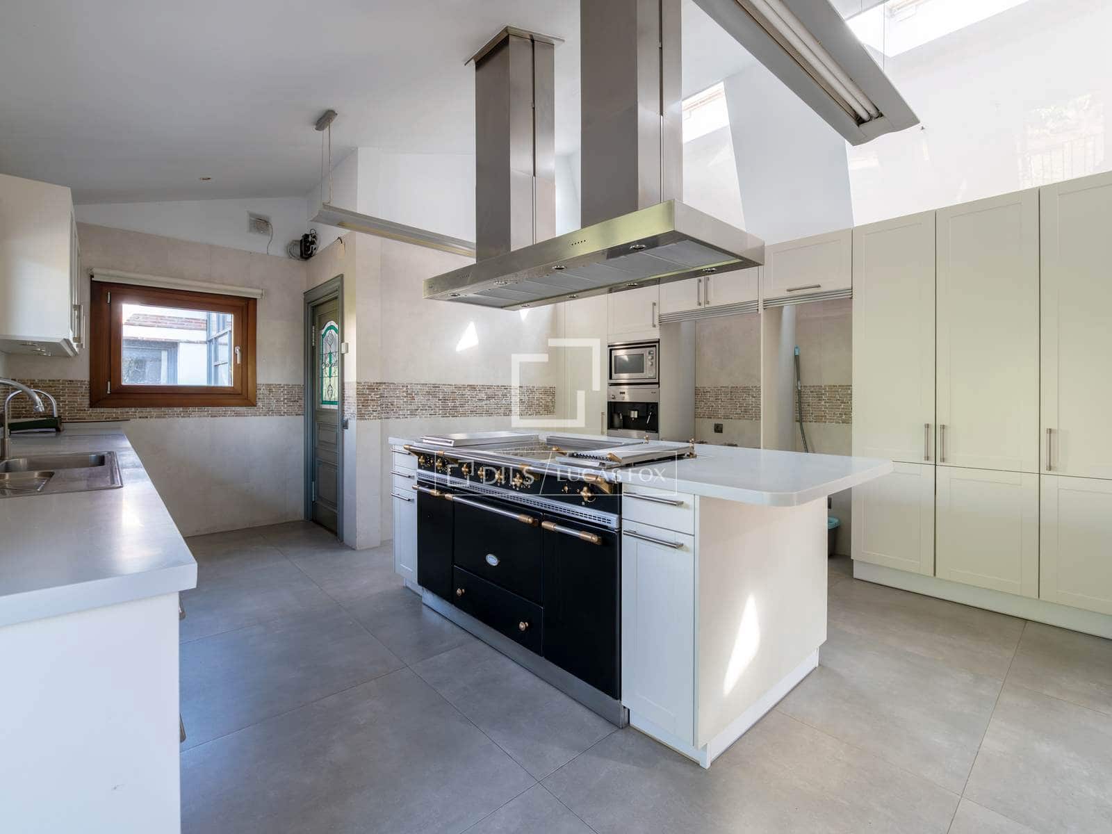 7 slaapkamer Villa te koop in San Sebastian de los Reyes met zwembad garage - € 2.100.000 (Ref: 9819553)
