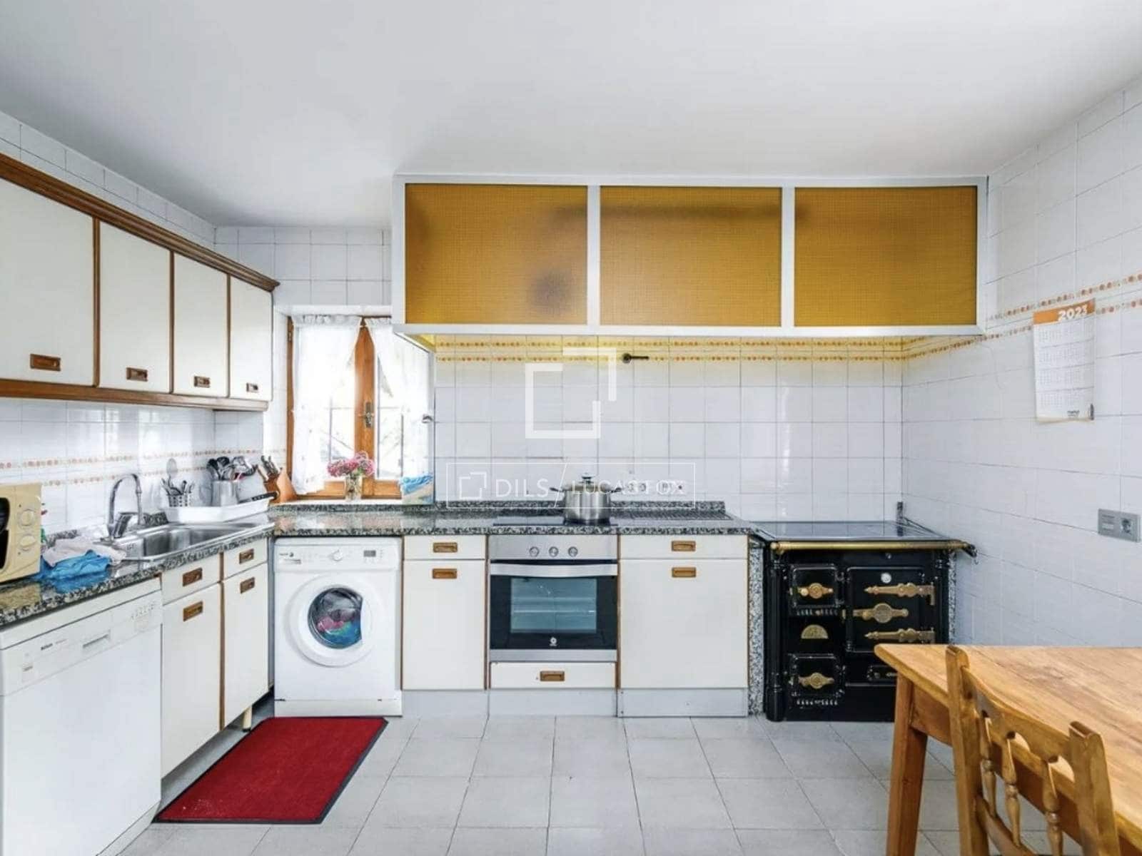10 bedroom Villa for sale in Donostia-San Sebastian - € 1,200,000 (Ref: 9821659)