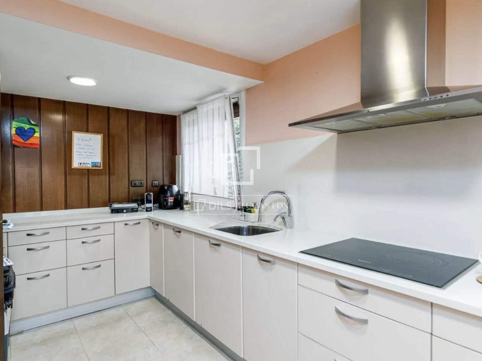 10 bedroom Villa for sale in Donostia-San Sebastian - € 1,200,000 (Ref: 9821659)