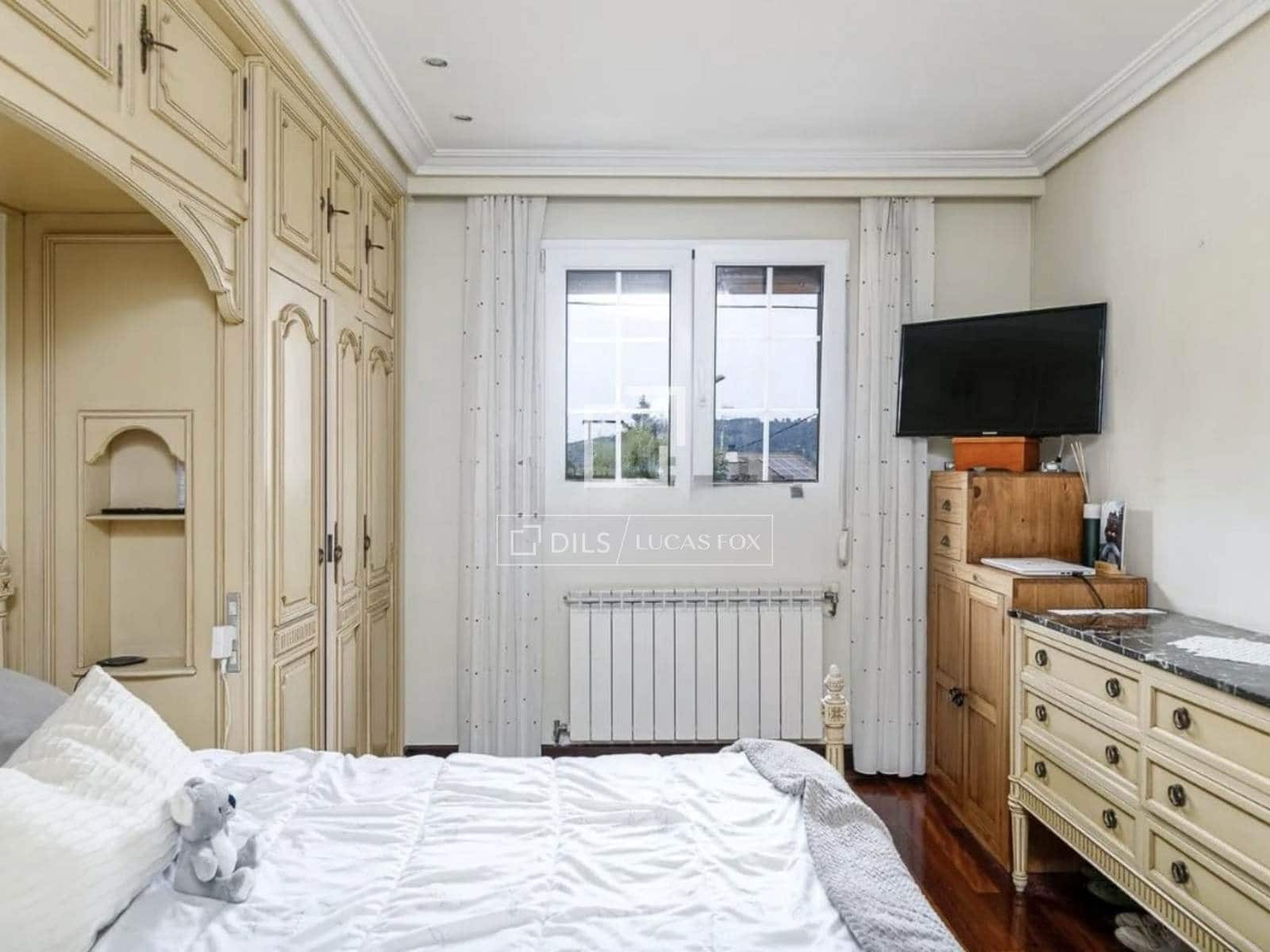 10 bedroom Villa for sale in Donostia-San Sebastian - € 1,200,000 (Ref: 9821659)