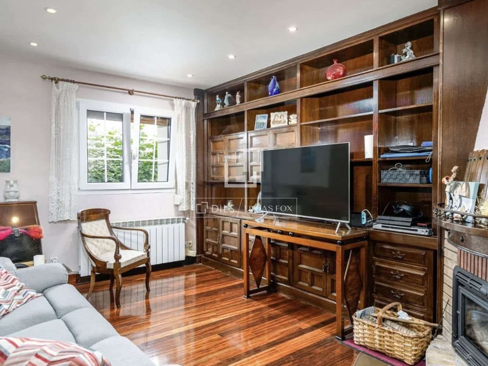 10 bedroom Villa for sale in Donostia-San Sebastian - € 1,200,000 (Ref: 9821659)