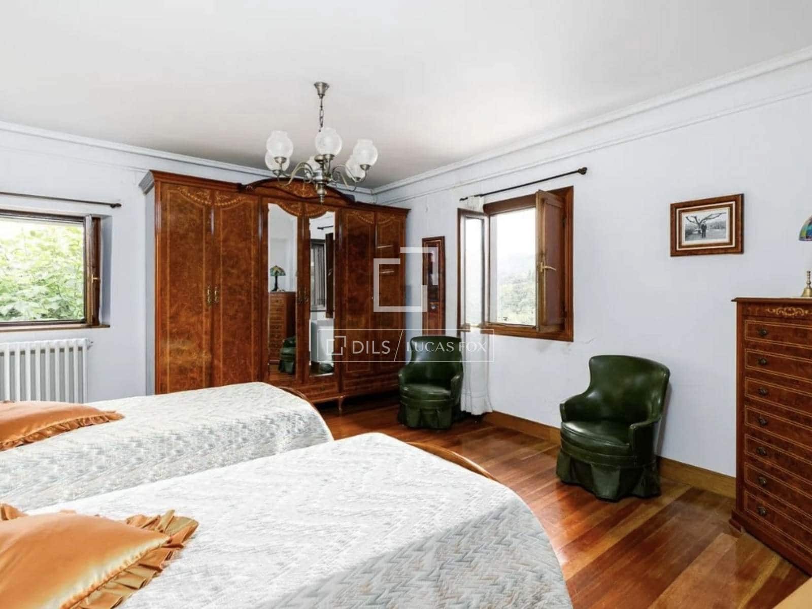 10 bedroom Villa for sale in Donostia-San Sebastian - € 1,200,000 (Ref: 9821659)