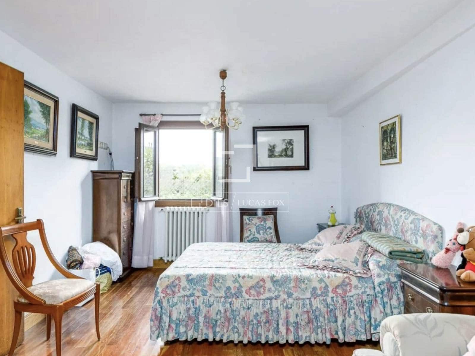 10 bedroom Villa for sale in Donostia-San Sebastian - € 1,200,000 (Ref: 9821659)