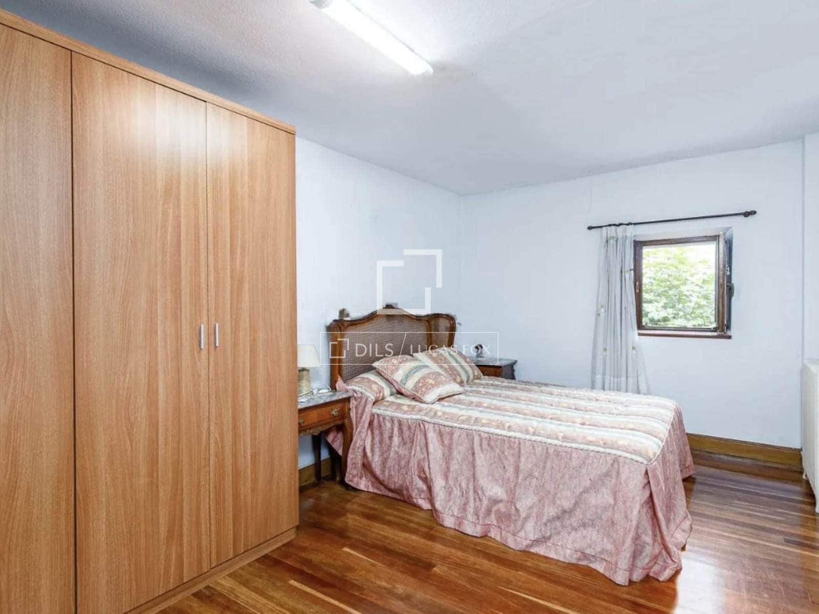 10 bedroom Villa for sale in Donostia-San Sebastian - € 1,200,000 (Ref: 9821659)