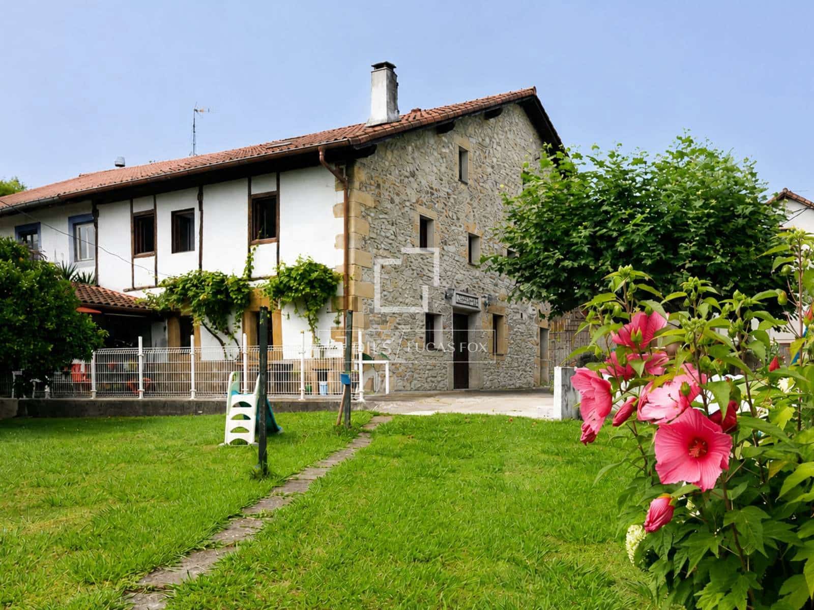 10 bedroom Villa for sale in Donostia-San Sebastian - € 1,200,000 (Ref: 9821659)