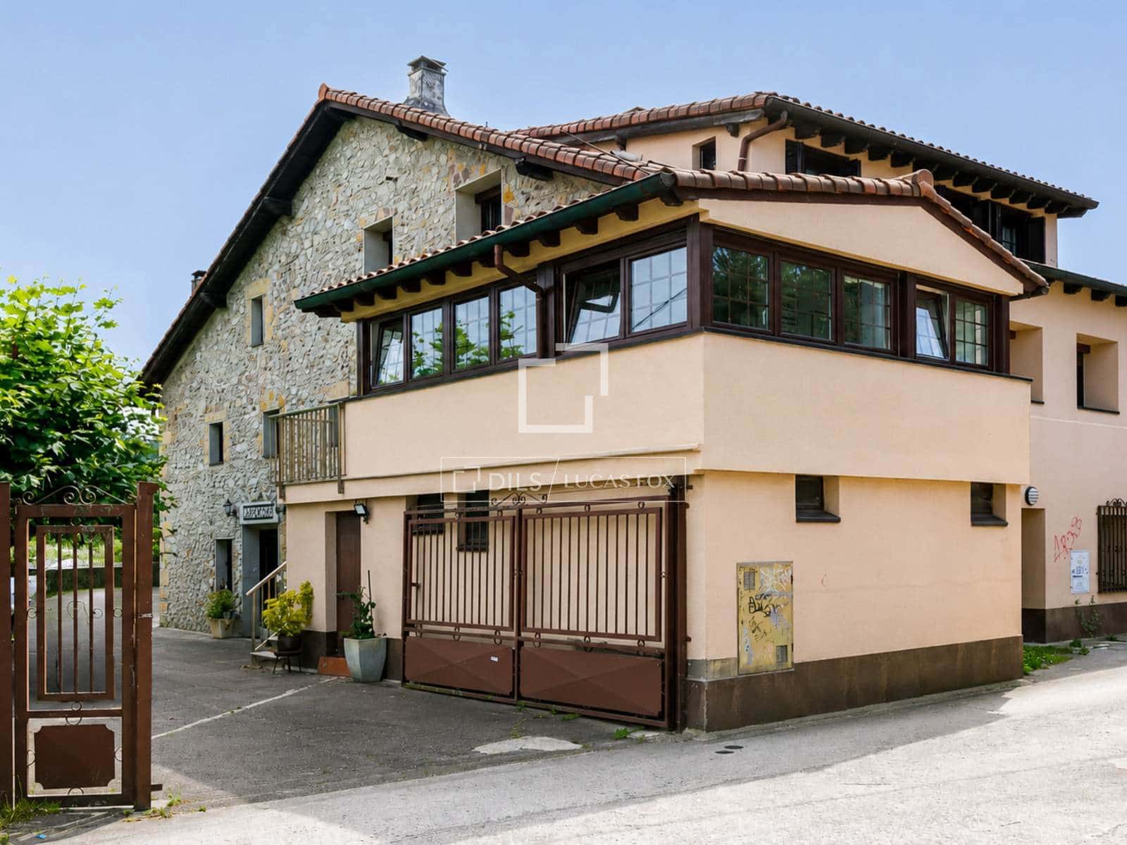 10 bedroom Villa for sale in Donostia-San Sebastian - € 1,200,000 (Ref: 9821659)