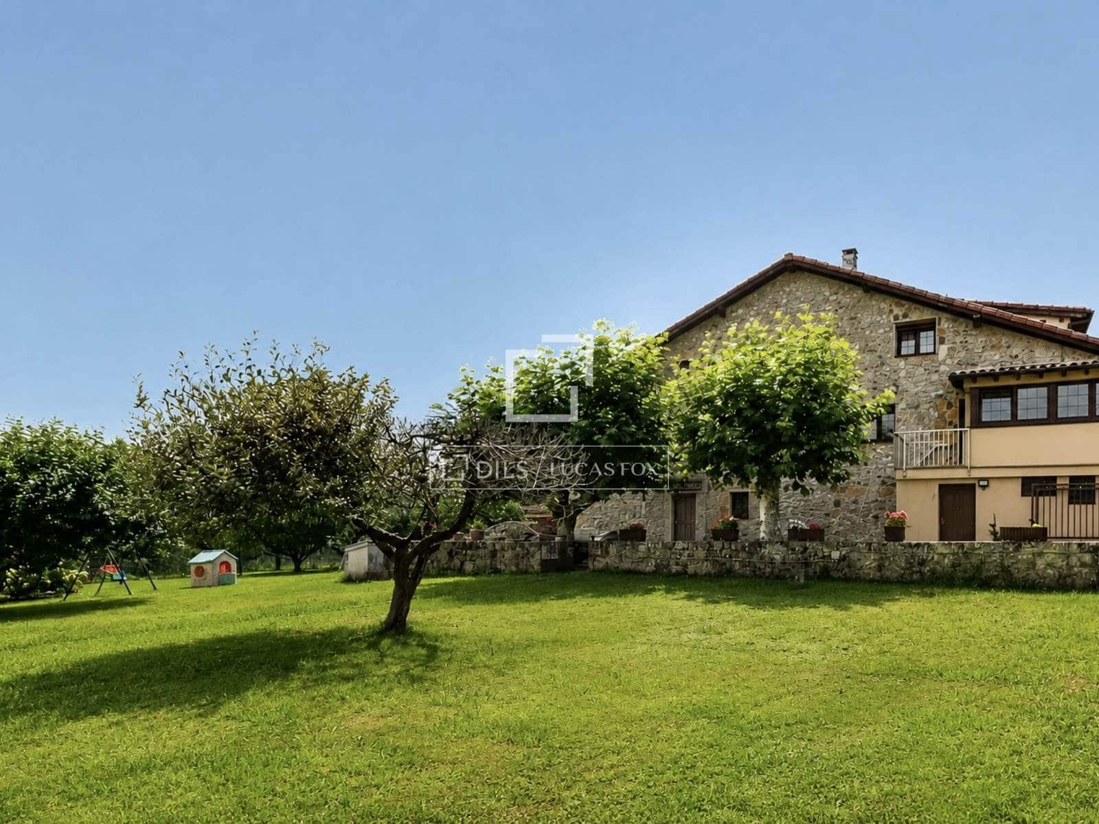 10 bedroom Villa for sale in Donostia-San Sebastian - € 1,200,000 (Ref: 9821659)