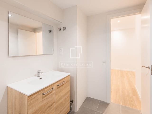 2 makuuhuone Huoneisto vuokrattavana paikassa Nueva España, Madrid kaupunki mukana uima-altaan - 1 700 € (Ref: 9823846)