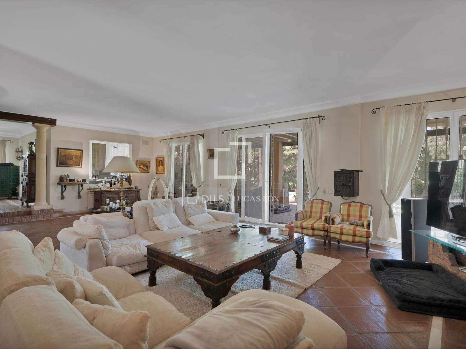4 bedroom Villa for sale in Nueva Andalucia with pool garage - € 2,900,000 (Ref: 9827772)