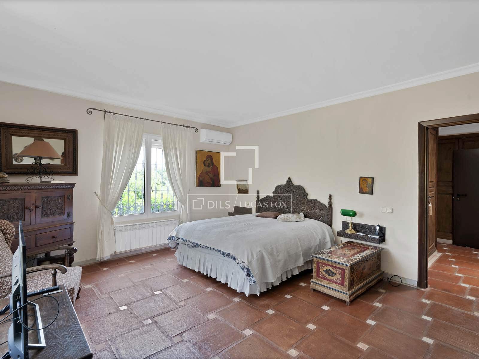 4 bedroom Villa for sale in Nueva Andalucia with pool garage - € 2,900,000 (Ref: 9827772)