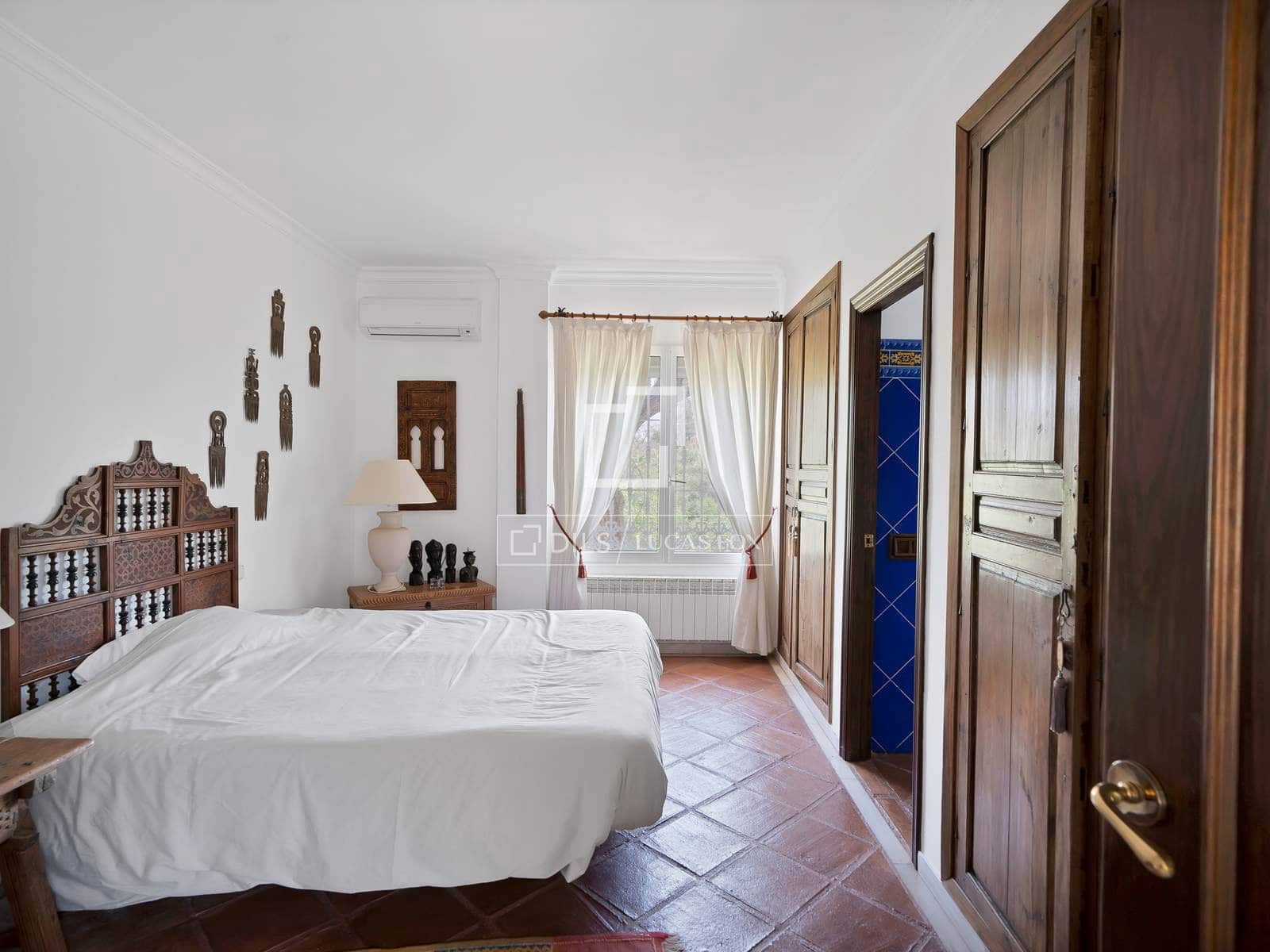 4 bedroom Villa for sale in Nueva Andalucia with pool garage - € 2,900,000 (Ref: 9827772)