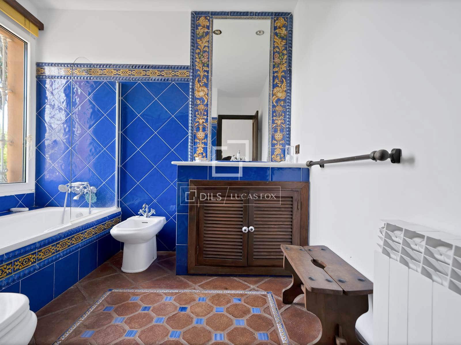 4 bedroom Villa for sale in Nueva Andalucia with pool garage - € 2,900,000 (Ref: 9827772)