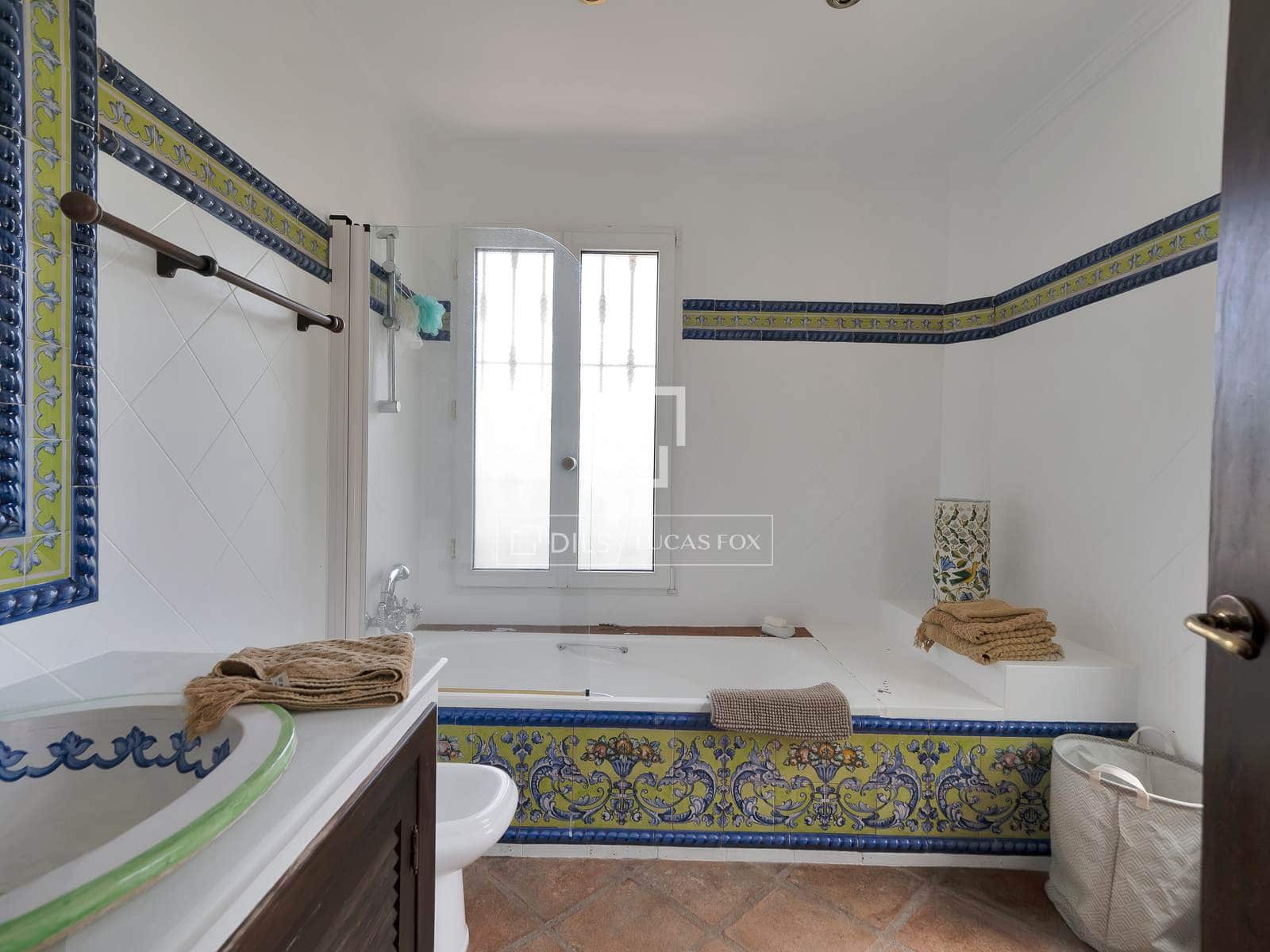 4 bedroom Villa for sale in Nueva Andalucia with pool garage - € 2,900,000 (Ref: 9827772)