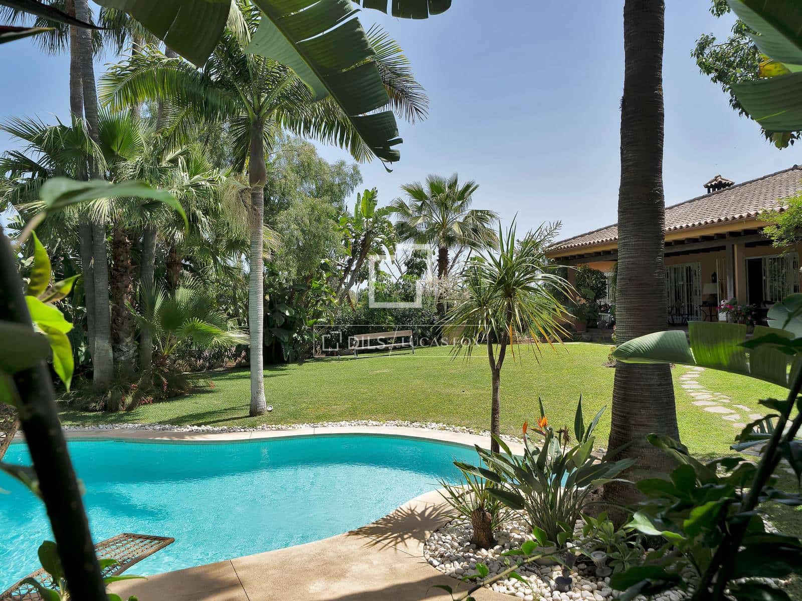 4 bedroom Villa for sale in Nueva Andalucia with pool garage - € 2,900,000 (Ref: 9827772)