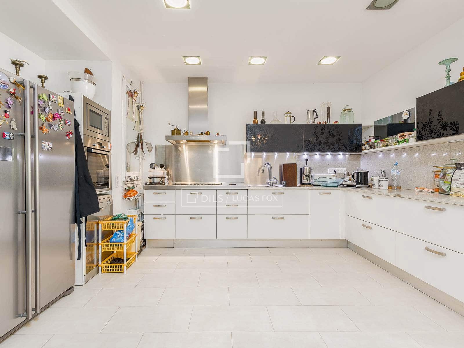 4 bedroom Apartment for sale in Barcelona city - € 890,000 (Ref: 9830265)