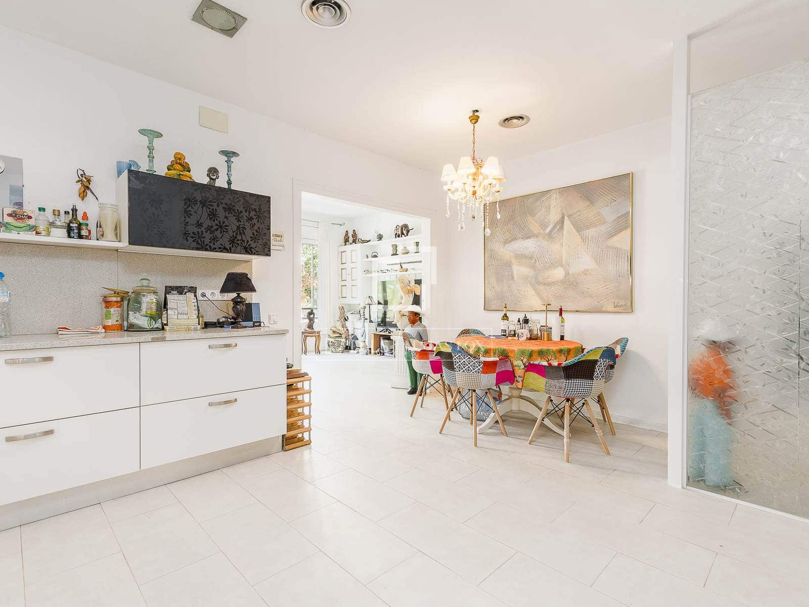4 bedroom Apartment for sale in Barcelona city - € 890,000 (Ref: 9830265)