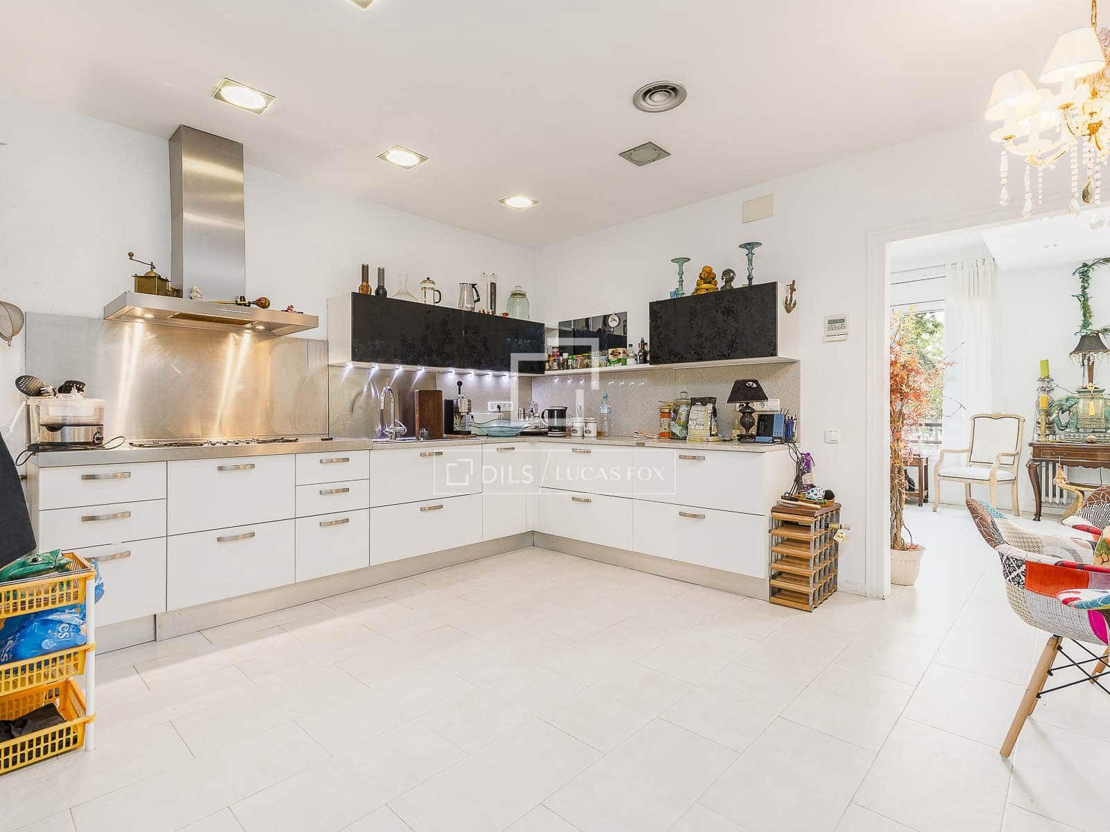 4 bedroom Apartment for sale in Barcelona city - € 890,000 (Ref: 9830265)