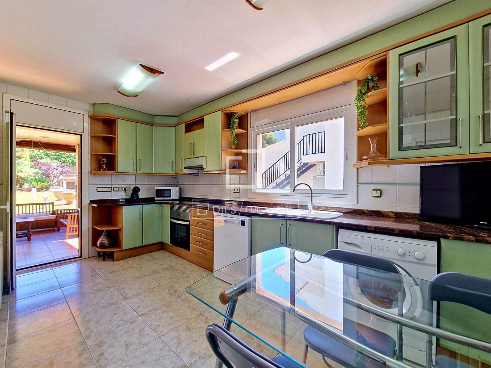 4 bedroom Villa for rent in Cunit with pool garage - € 2,950 (Ref: 9830416)