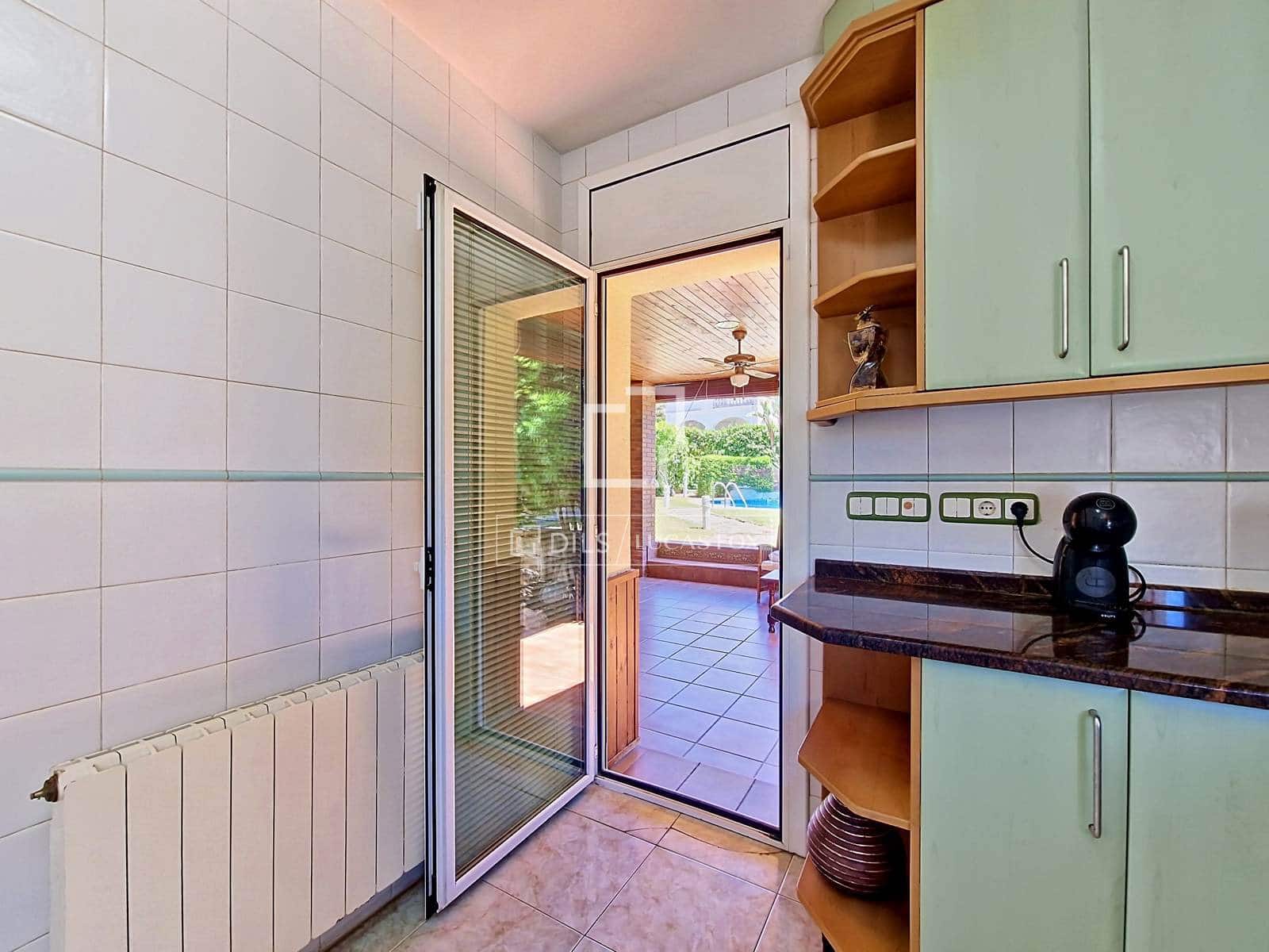 4 bedroom Villa for rent in Cunit with pool garage - € 2,950 (Ref: 9830416)