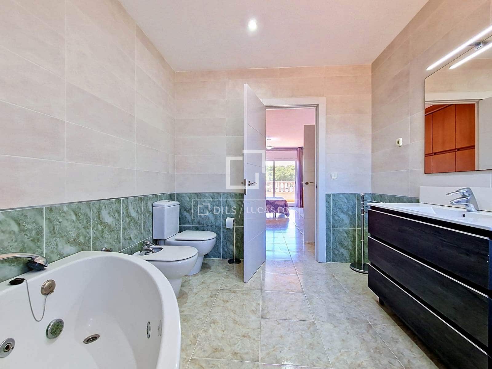 4 bedroom Villa for rent in Cunit with pool garage - € 2,950 (Ref: 9830416)