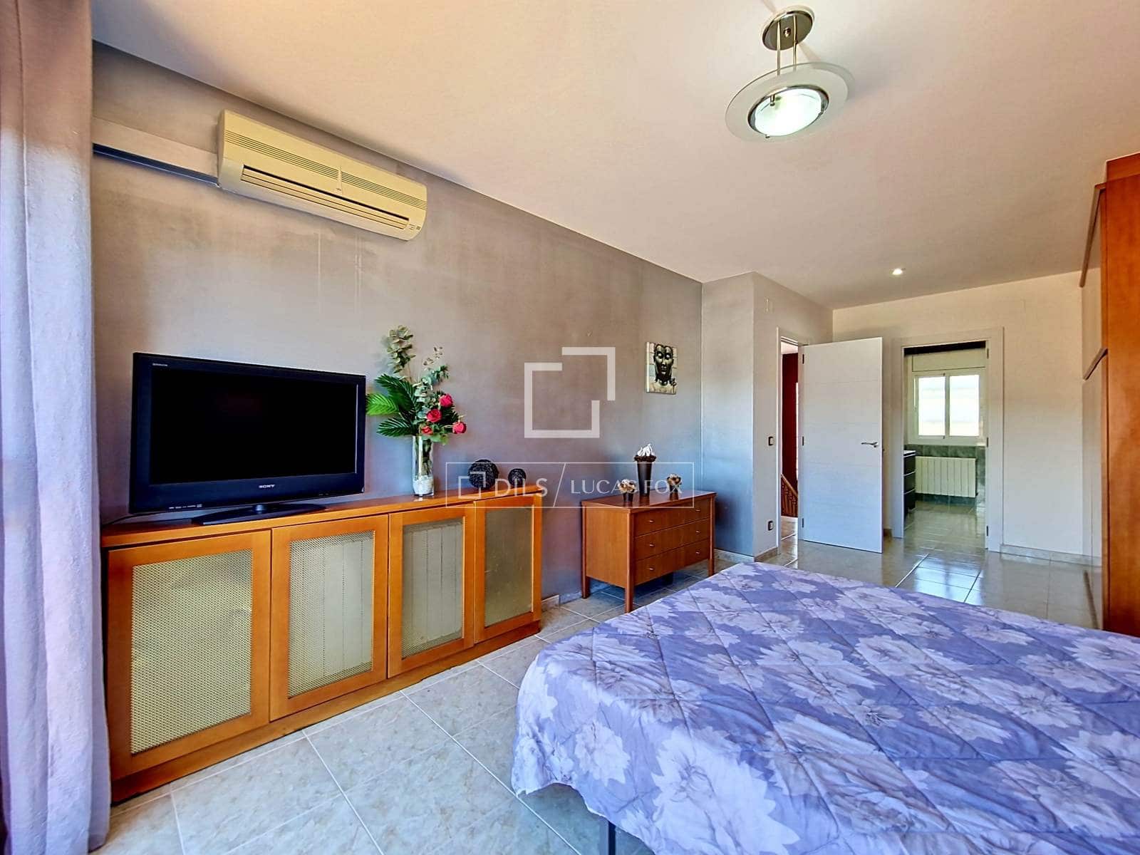 4 bedroom Villa for rent in Cunit with pool garage - € 2,950 (Ref: 9830416)