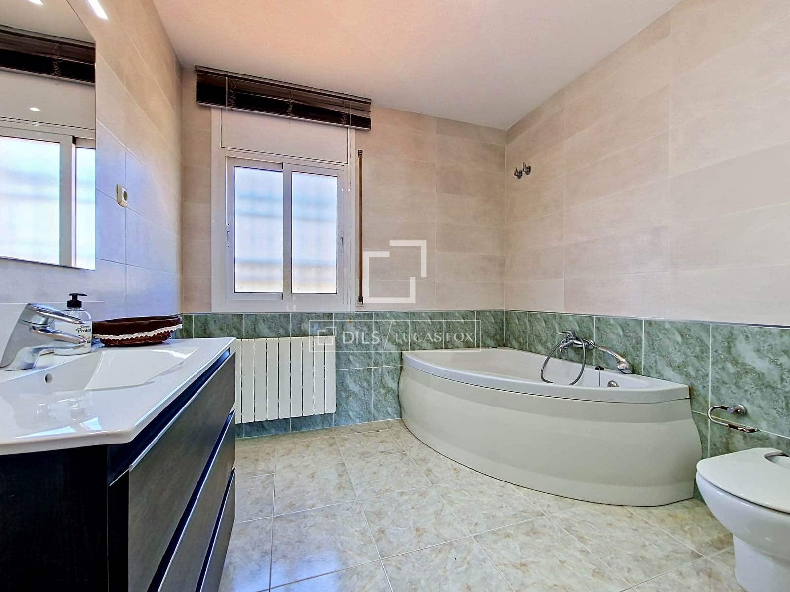 4 bedroom Villa for rent in Cunit with pool garage - € 2,950 (Ref: 9830416)