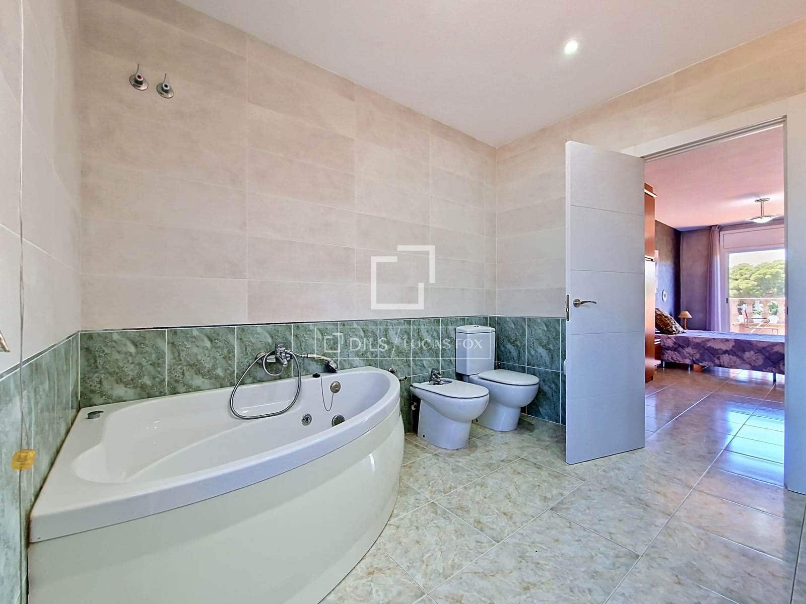 4 bedroom Villa for rent in Cunit with pool garage - € 2,950 (Ref: 9830416)
