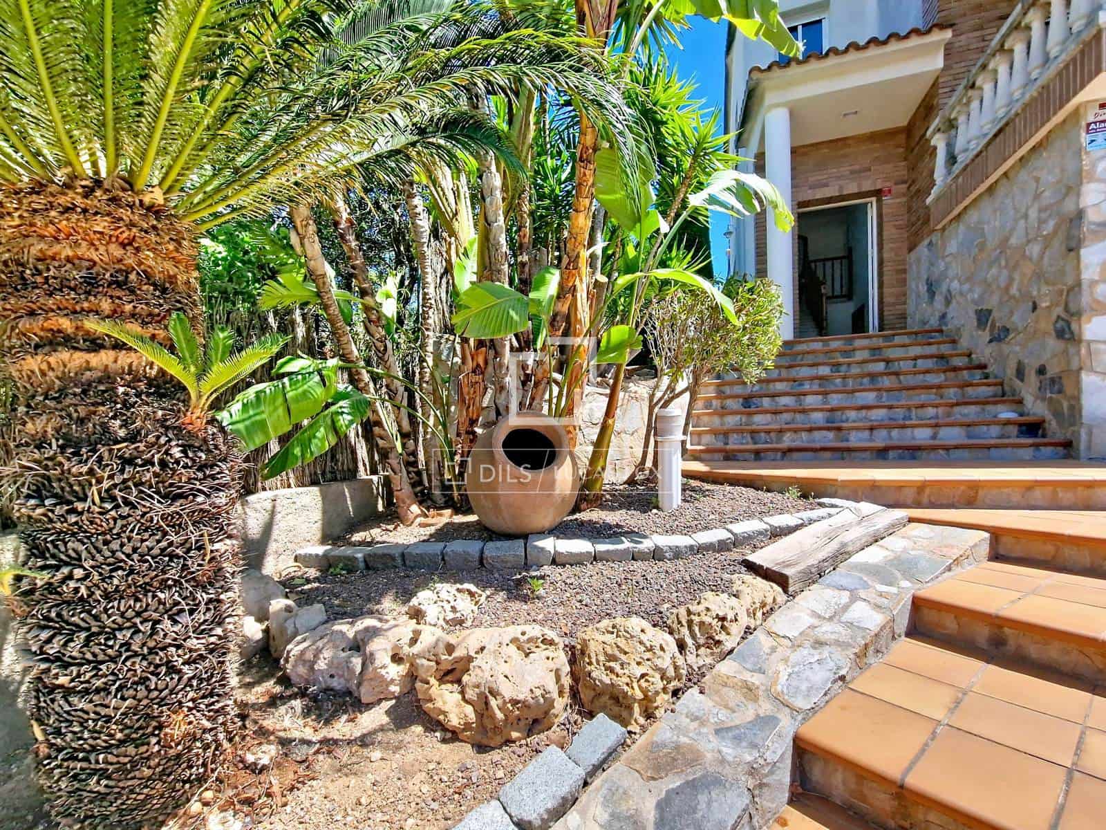 4 bedroom Villa for rent in Cunit with pool garage - € 2,950 (Ref: 9830416)