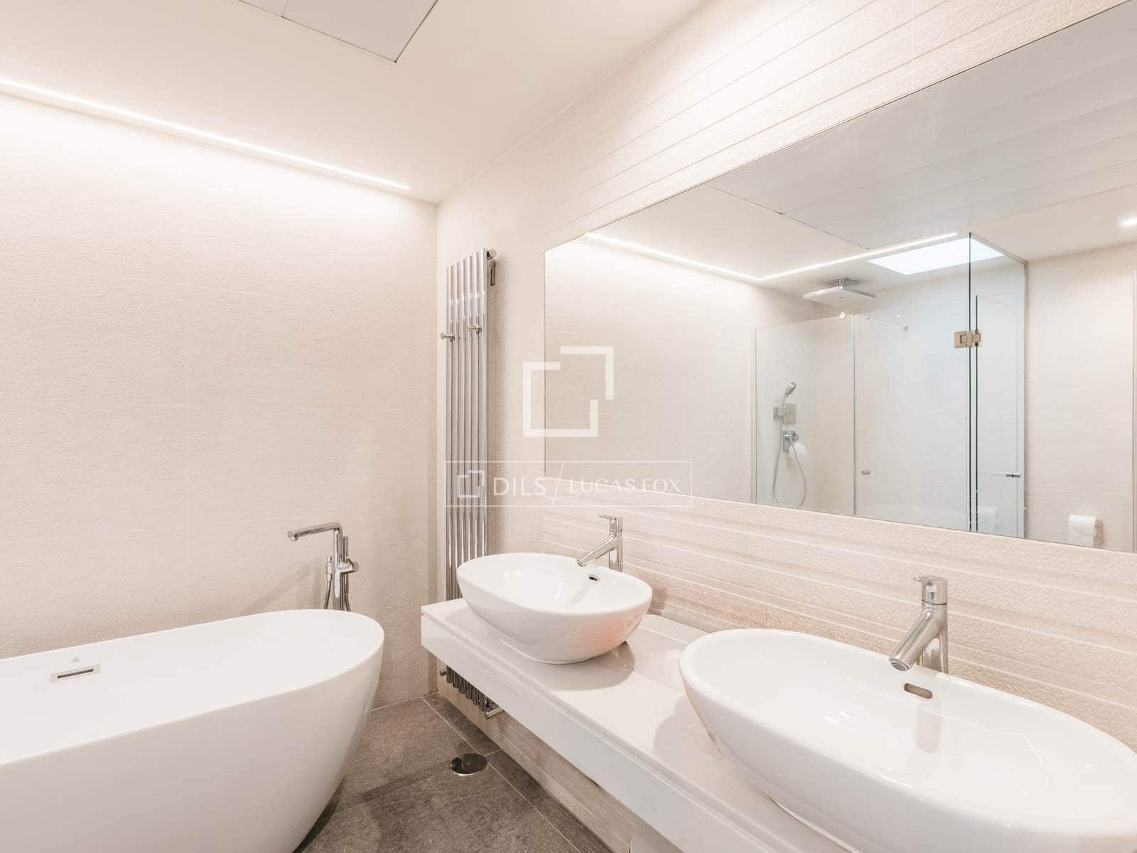 Villa/Maison de 3 chambres à louer à Madrid ville avec piscine garage - 6 300 € (Ref: 9832278)