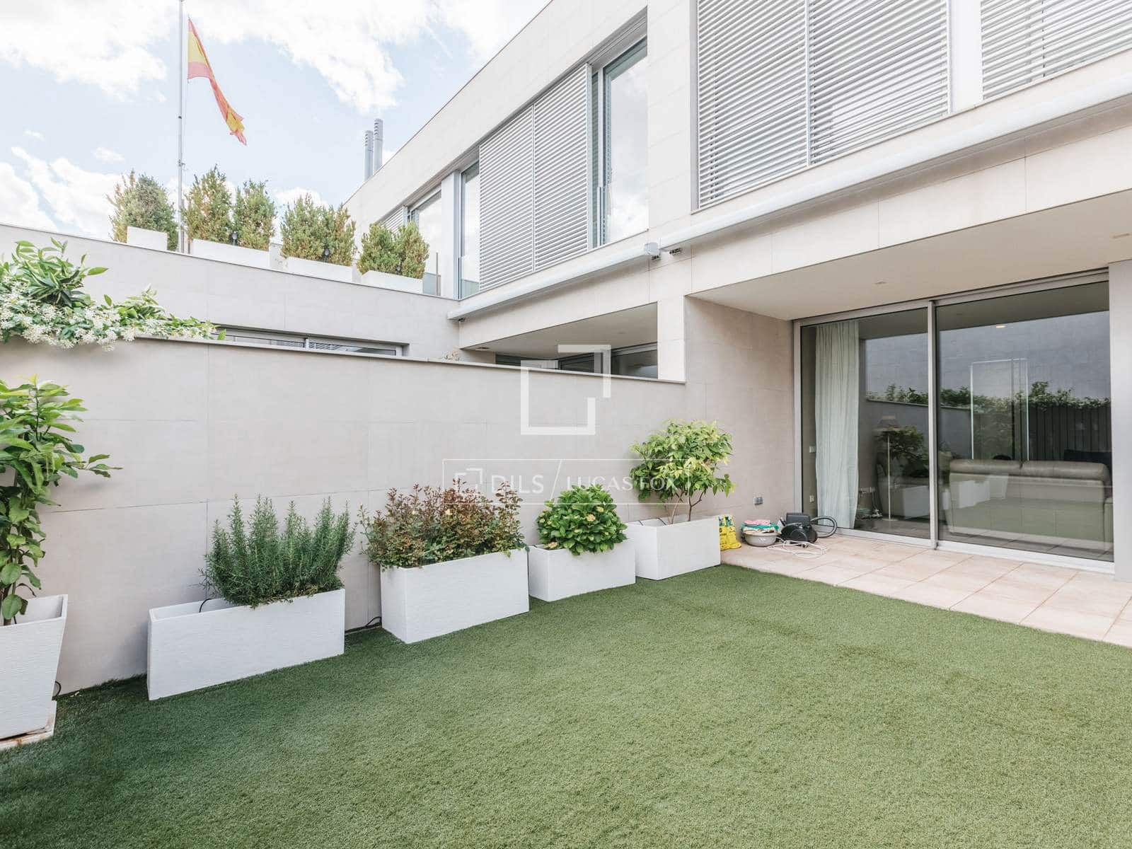 Villa/Maison de 3 chambres à louer à Madrid ville avec piscine garage - 6 300 € (Ref: 9832278)