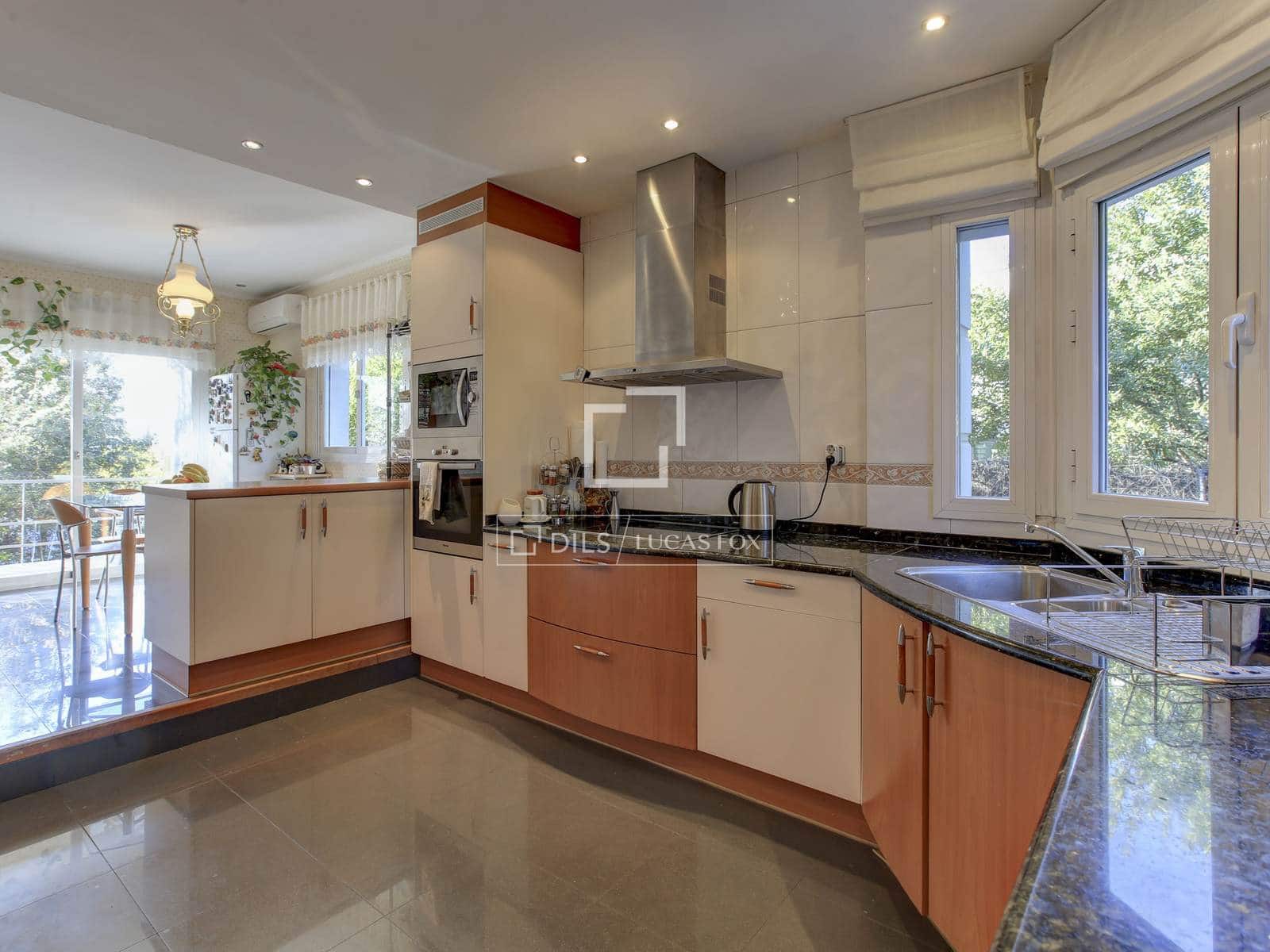 7 bedroom Villa for sale in Madrid city with pool garage - € 2,750,000 (Ref: 9834538)