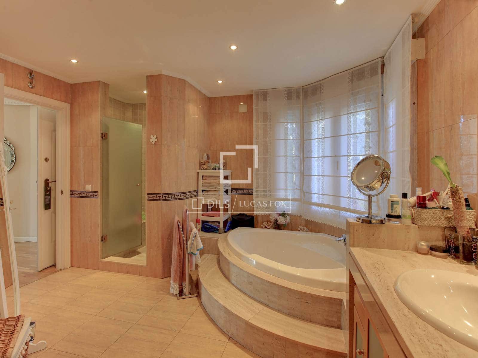 7 bedroom Villa for sale in Madrid city with pool garage - € 2,750,000 (Ref: 9834538)
