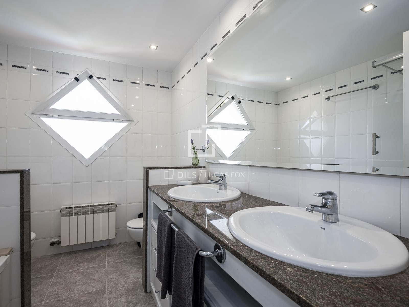 5 bedroom Villa for sale in Castelldefels with pool garage - € 1,170,000 (Ref: 9834894)