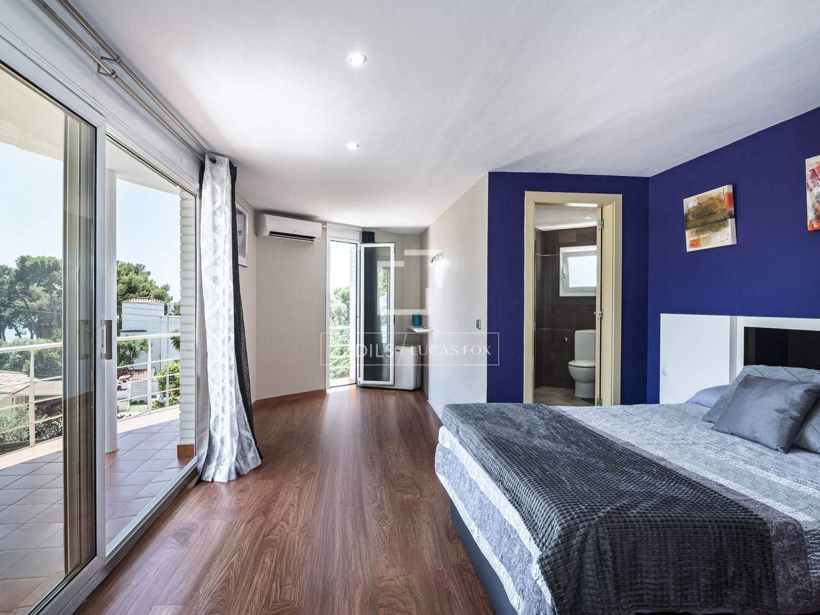 5 bedroom Villa for sale in Castelldefels with pool garage - € 1,170,000 (Ref: 9834894)