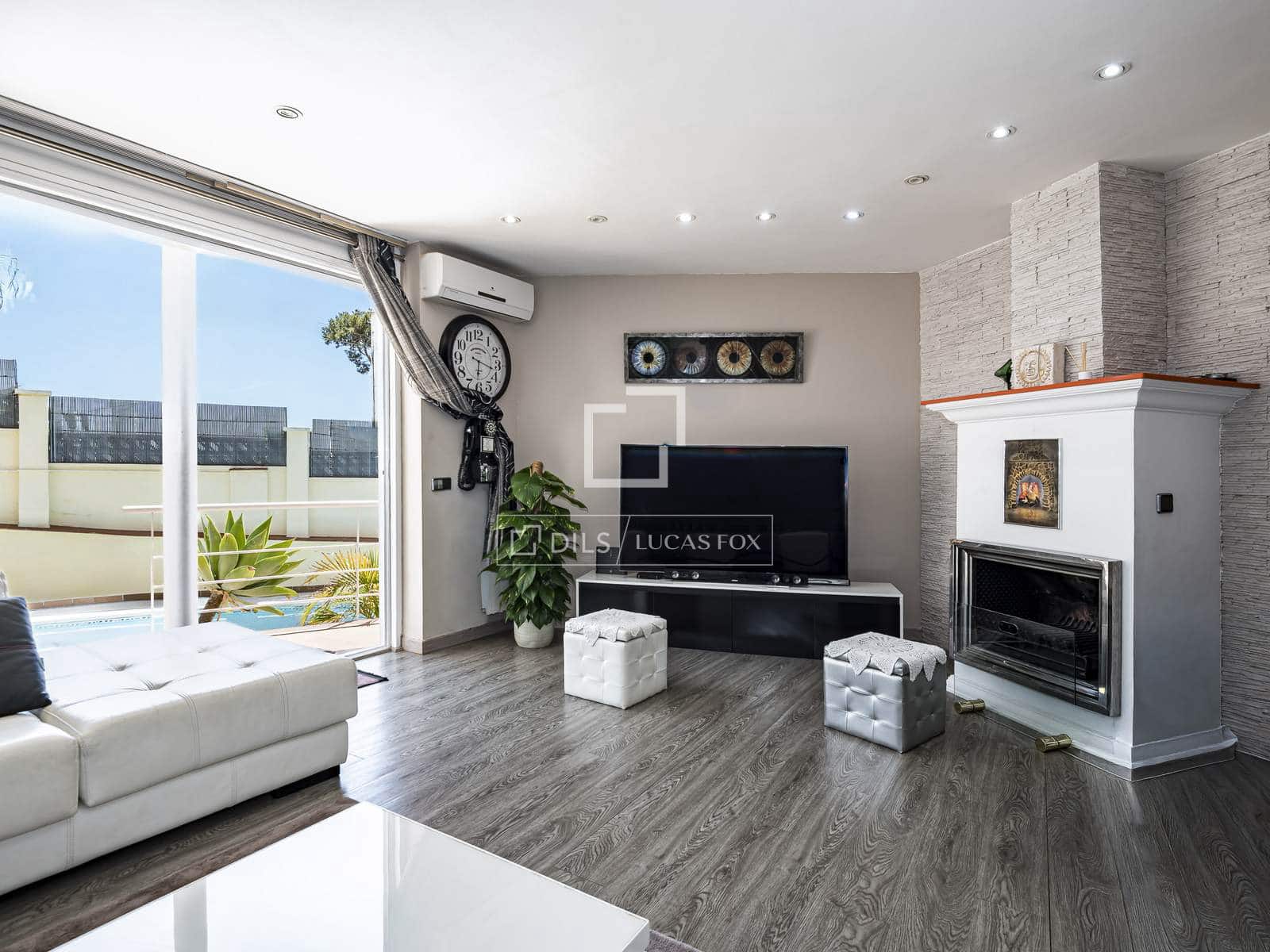5 bedroom Villa for sale in Castelldefels with pool garage - € 1,170,000 (Ref: 9834894)