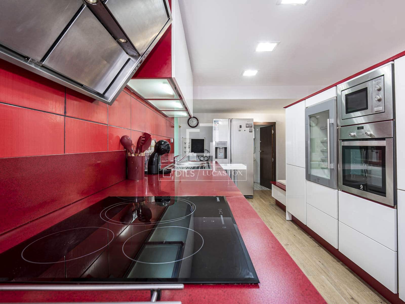 5 bedroom Villa for sale in Castelldefels with pool garage - € 1,170,000 (Ref: 9834894)