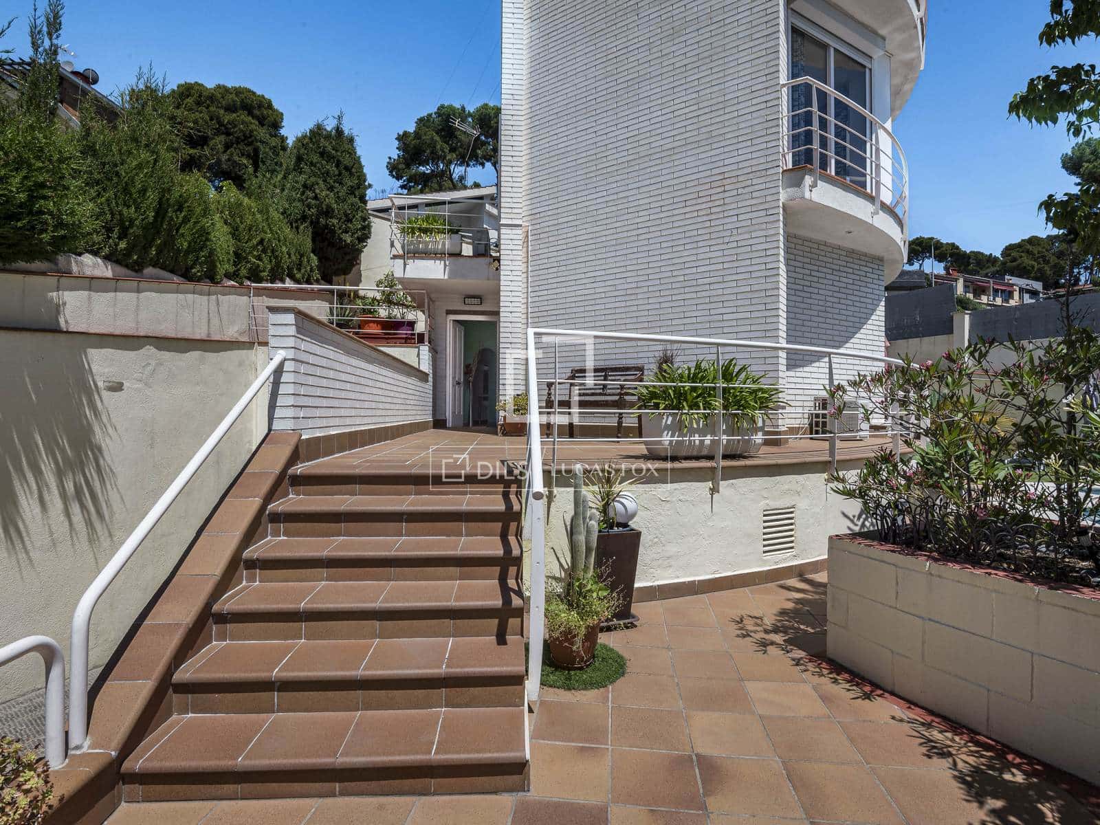 5 bedroom Villa for sale in Castelldefels with pool garage - € 1,170,000 (Ref: 9834894)