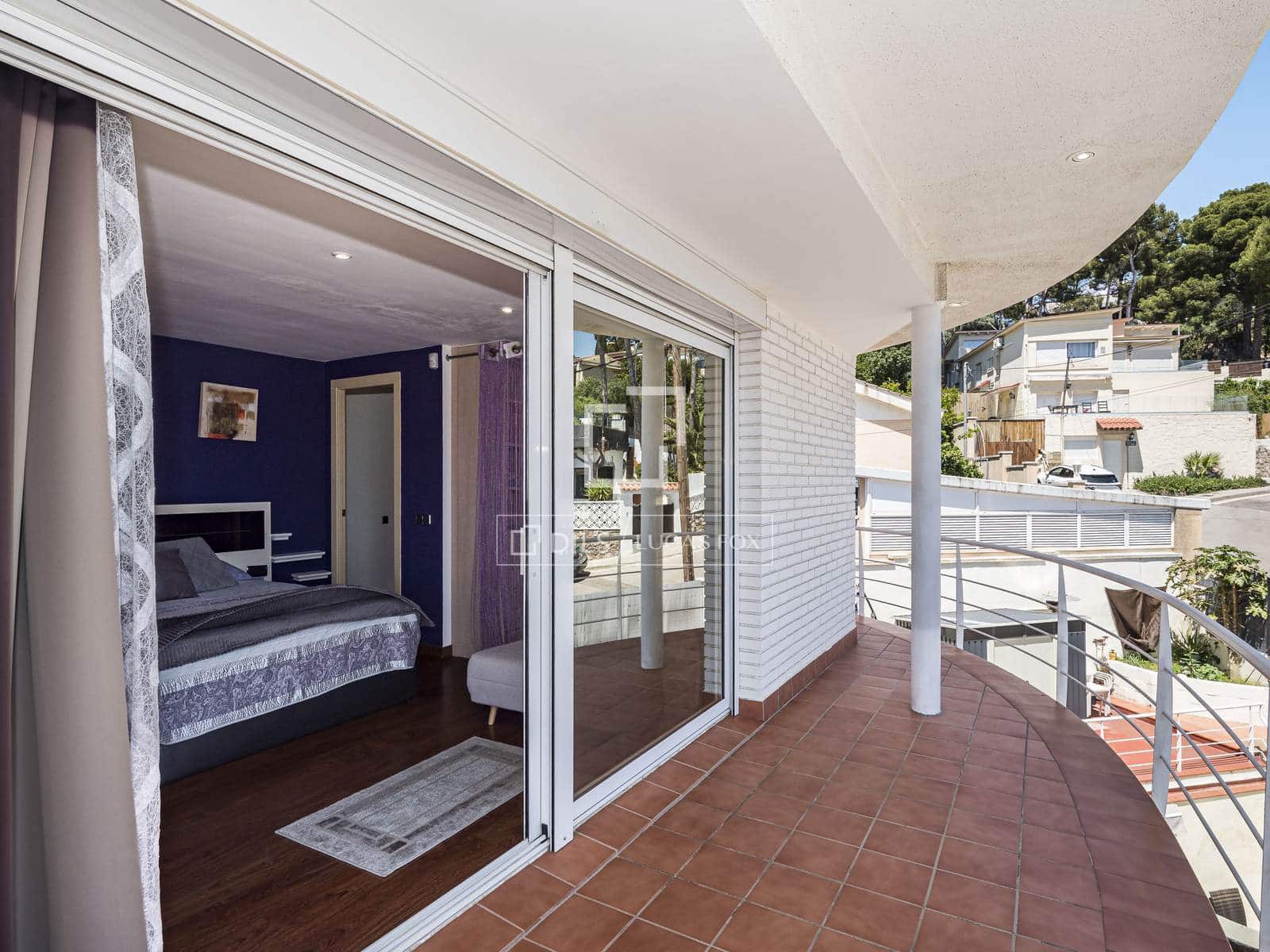 5 bedroom Villa for sale in Castelldefels with pool garage - € 1,170,000 (Ref: 9834894)