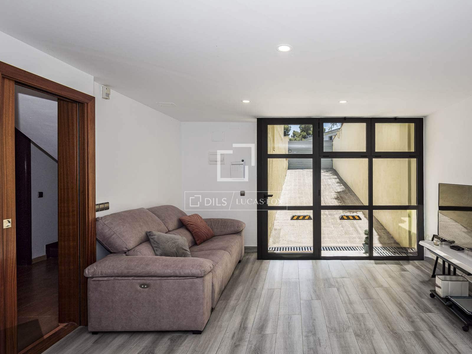 5 bedroom Villa for sale in Castelldefels with pool garage - € 1,170,000 (Ref: 9834894)