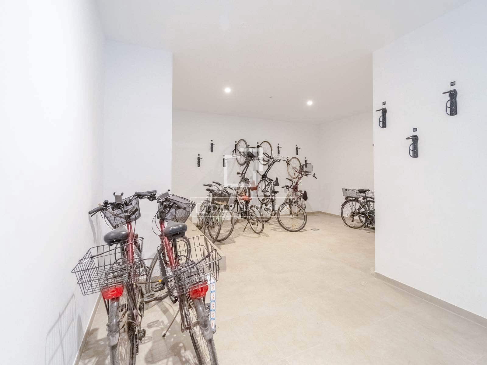 3 bedroom Apartment for sale in Valencia city with pool garage - € 780,000 (Ref: 9838375)