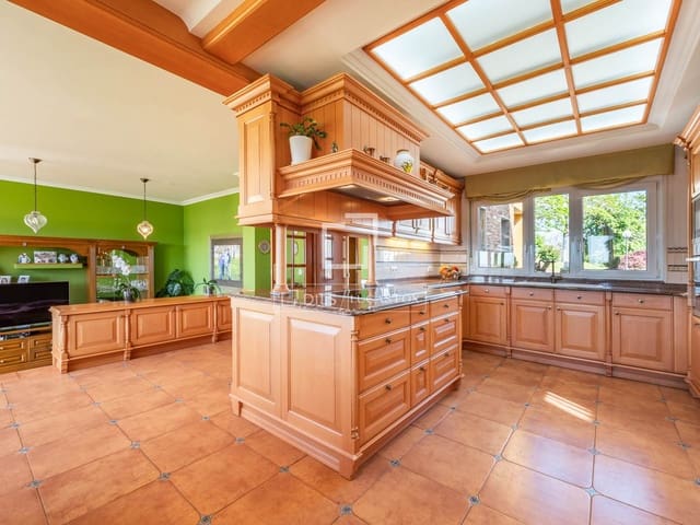 6 bedroom Villa for sale in Oleiros - € 1,350,000 (Ref: 9838640)