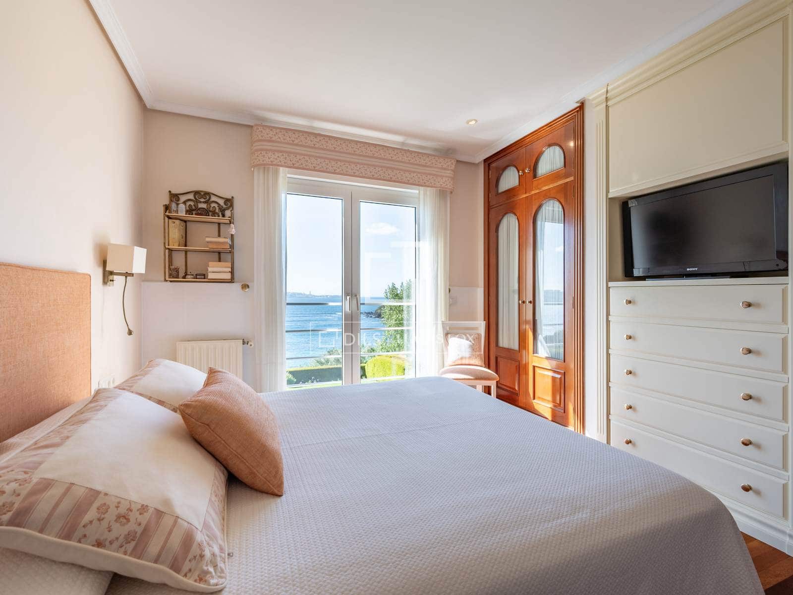 6 bedroom Villa for sale in Oleiros - € 1,350,000 (Ref: 9838640)
