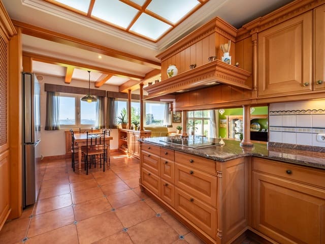 6 bedroom Villa for sale in Oleiros - € 1,350,000 (Ref: 9838640)