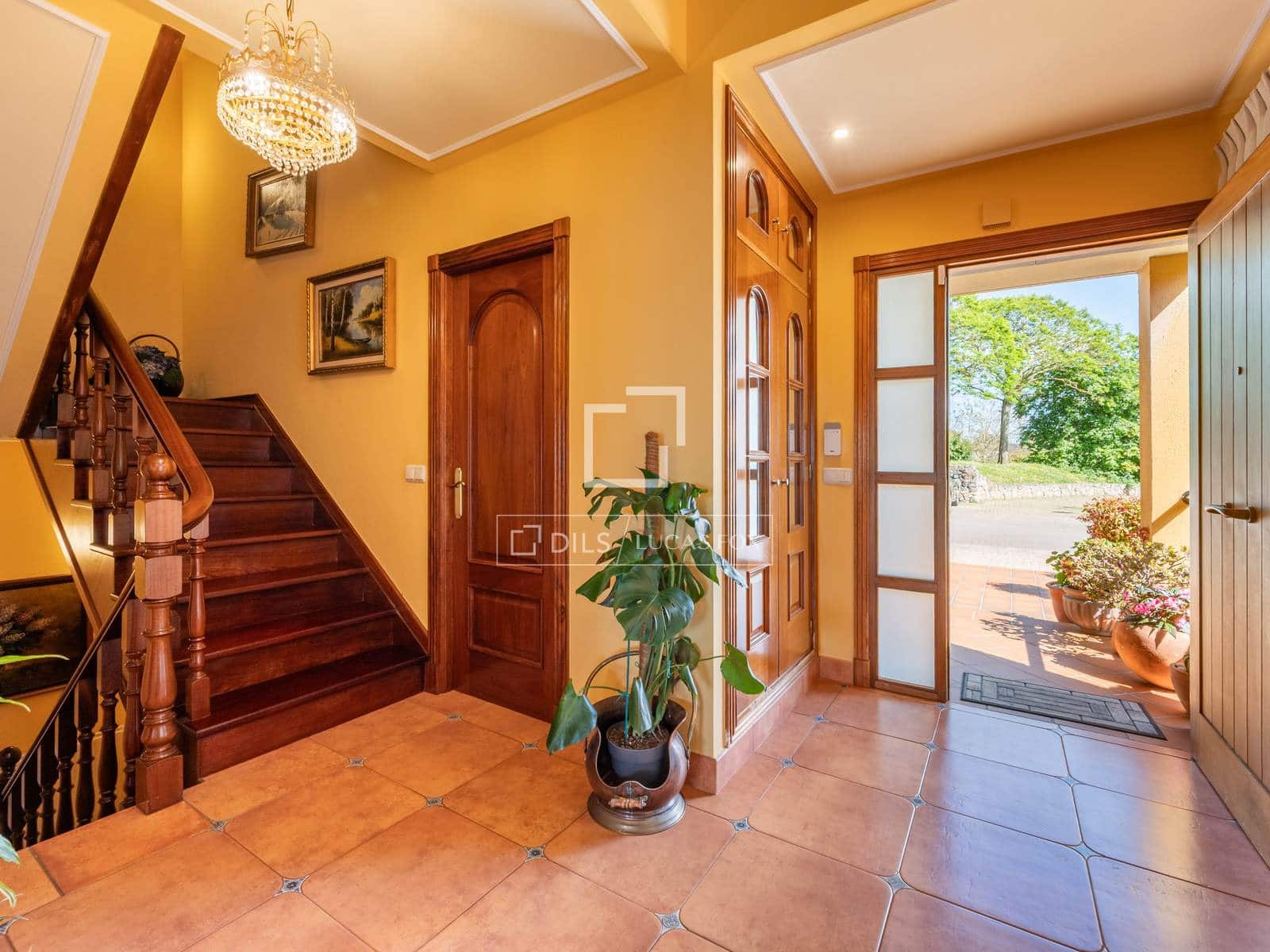 6 bedroom Villa for sale in Oleiros - € 1,350,000 (Ref: 9838640)