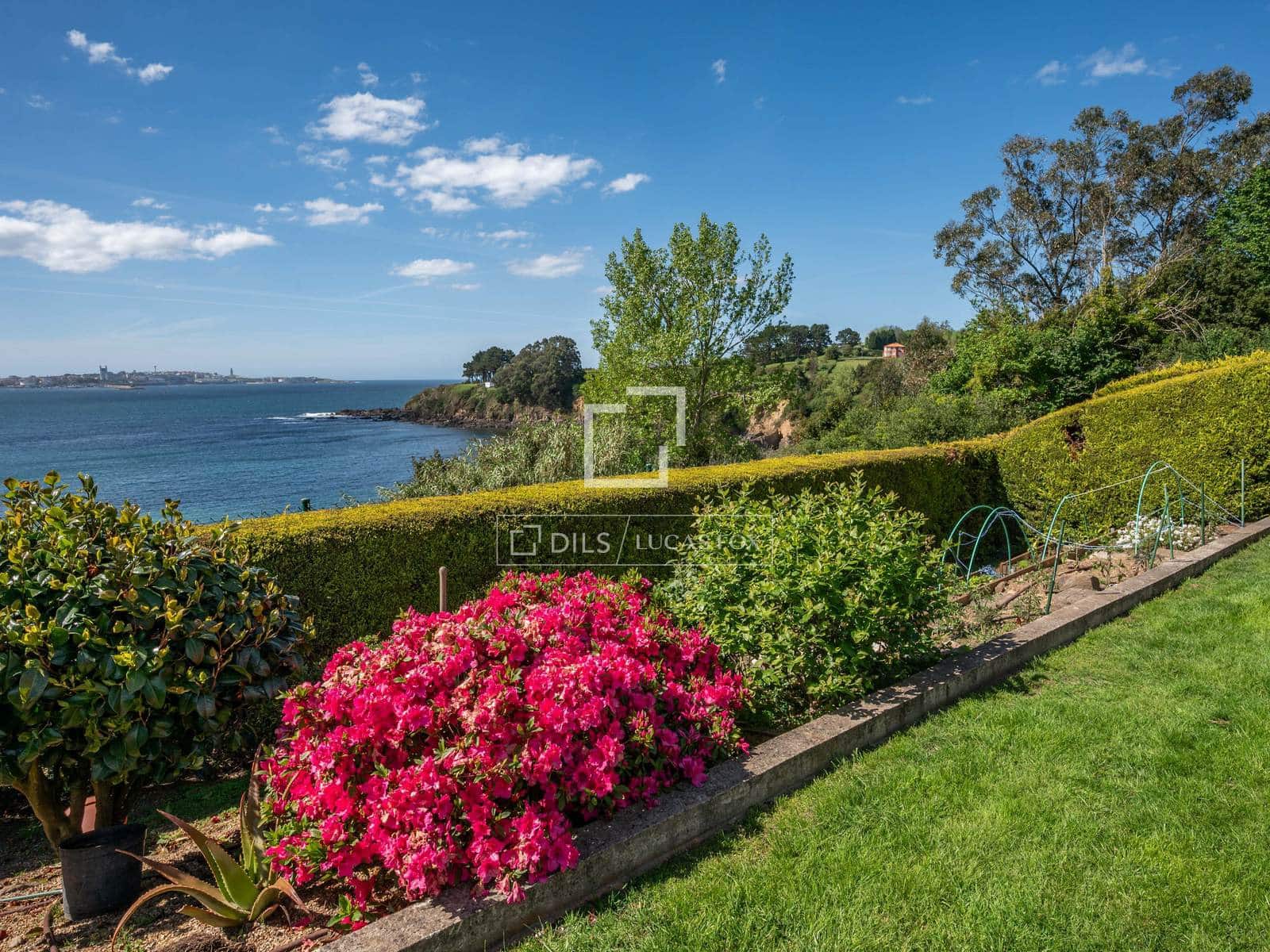 6 bedroom Villa for sale in Oleiros - € 1,350,000 (Ref: 9838640)