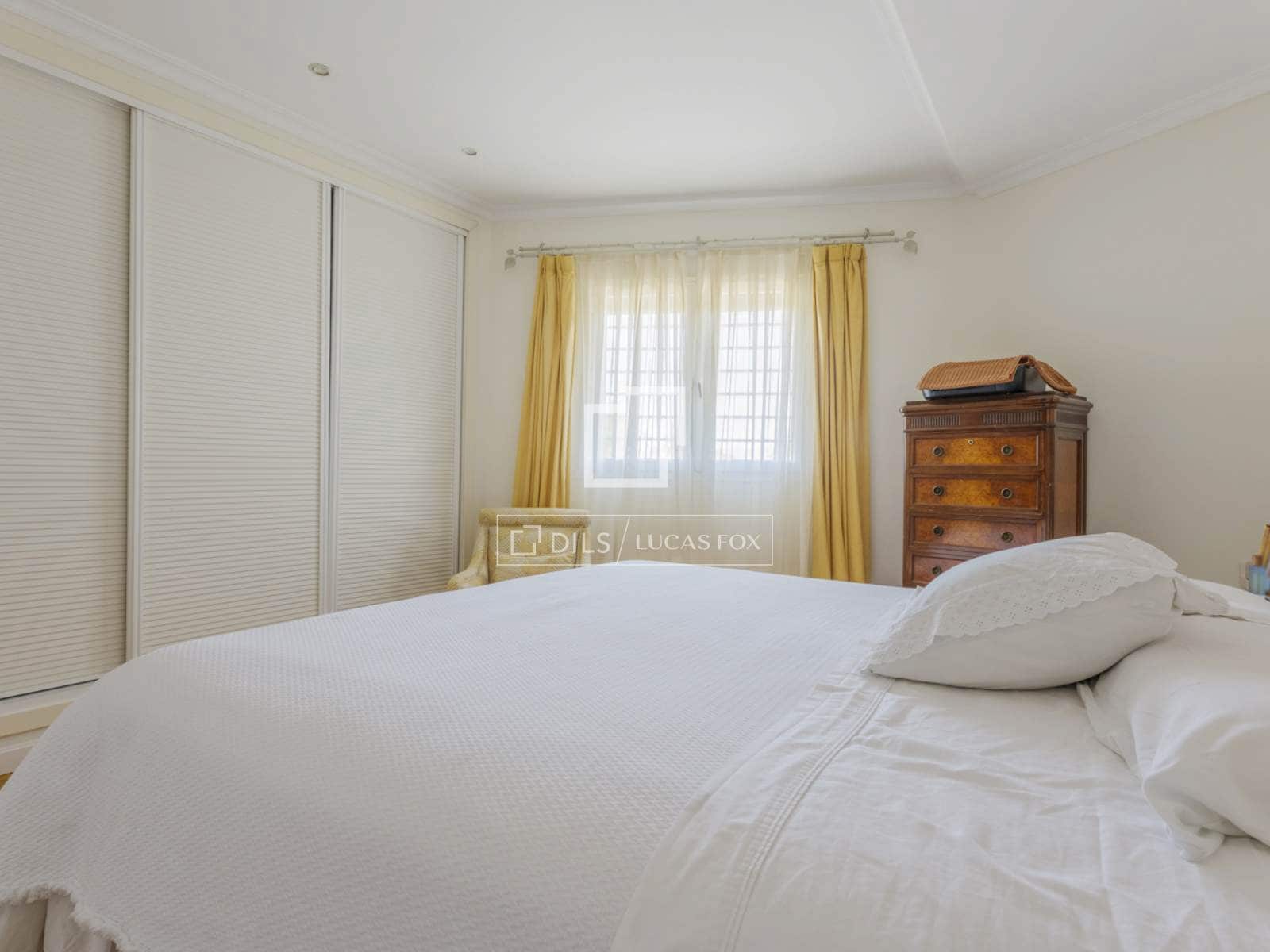 5 bedroom Villa for sale in Pozuelo de Alarcon with pool - € 1,345,000 (Ref: 9839974)